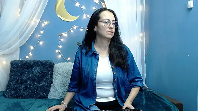 Snapshot of Lauryn_Jones chatting on 12.18.25 Lauryn Jones online show from 12.18.25