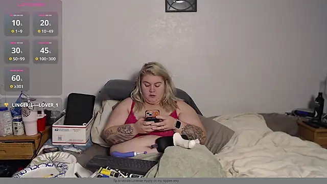 Snapshot of xoxostoneybabe chatting on 11.10.25 xoxostoneybabe online show from 11.10.25