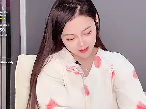 Snapshot of Yesenia- chatting on 11.19.25 Yesenia- online show from 11.19.25