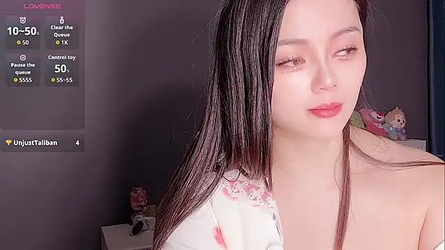 Snapshot of Yesenia- chatting on 11.30.25 Yesenia- online show from 11.30.25