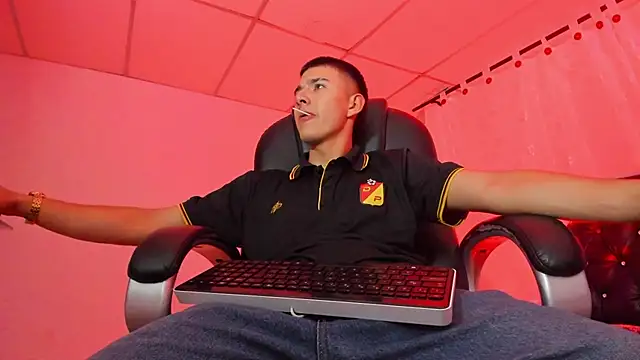 Snapshot of Aleck_Boy chatting on 11.12.25 Aleck Boy online show from 11.12.25