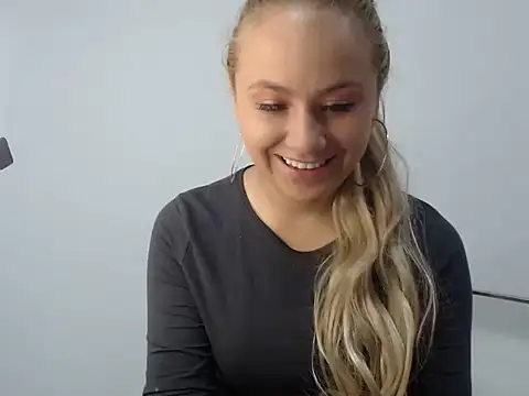 Snapshot of Sherly_mon chatting on 11.05.25 Sherly mon online show from 11.05.25