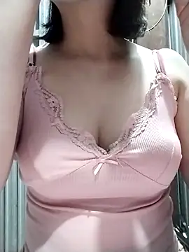 Snapshot of Niramiu chatting on 02.14.26 Niramiu online show from 02.14.26