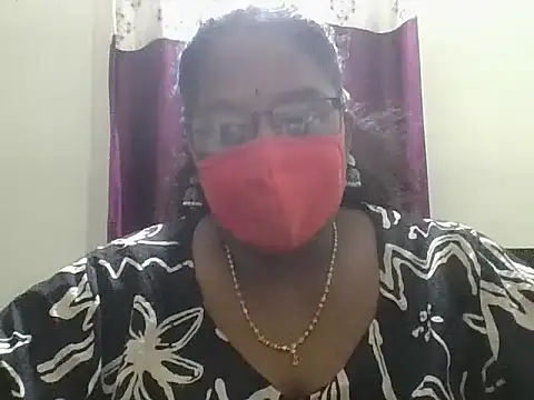 Snapshot of hootypriya chatting on 04.21.26 hootypriya online show from 04.21.26