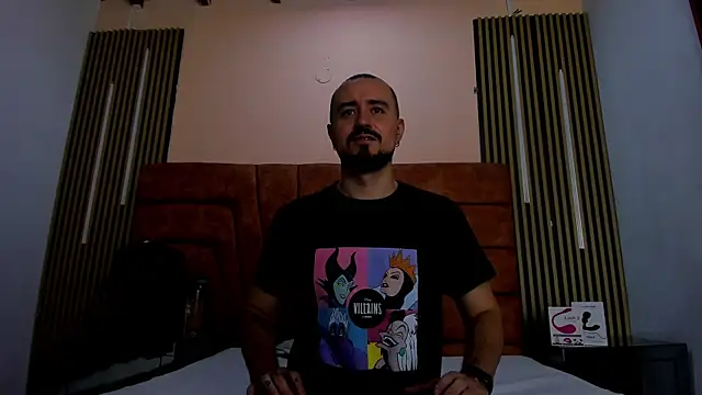 Snapshot of HARRY_FLYNN chatting on 11.12.25 HARRY FLYNN online show from 11.12.25