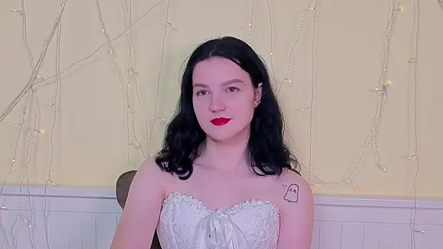 LatinaHuguenin online show from 11.16.25