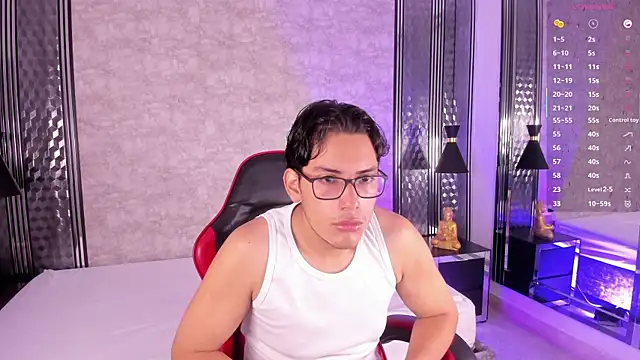 Snapshot of TheoHart_ chatting on 11.07.25 TheoHart online show from 11.07.25