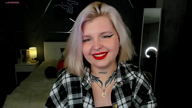 Snapshot of shadow_purr chatting on 11.08.25 shadow purr online show from 11.08.25