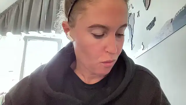 Snapshot of Ameli8 chatting on 11.08.25 Ameli8 online show from 11.08.25