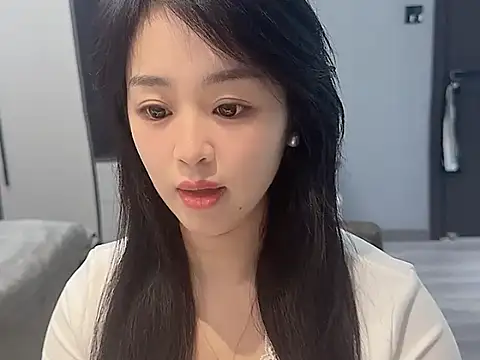 Snapshot of Lucky--Lucy chatting on 11.17.25 Lucky--Lucy online show from 11.17.25