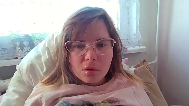 Snapshot of HornyElena chatting on 11.27.25 HornyElena online show from 11.27.25