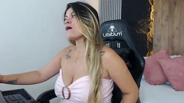 Snapshot of yesenia_villan chatting on 02.04.26 yesenia villan online show from 02.04.26