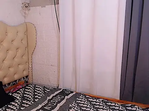 Snapshot of Sassy_Siarre chatting on 12.04.25 Sassy Siarre online show from 12.04.25