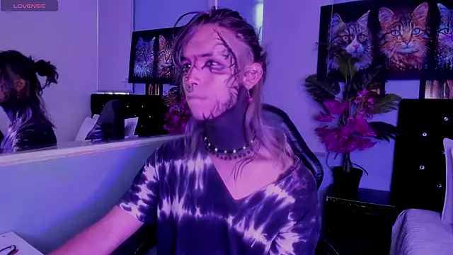 Snapshot of luxiel_ chatting on 11.12.25 luxiel online show from 11.12.25