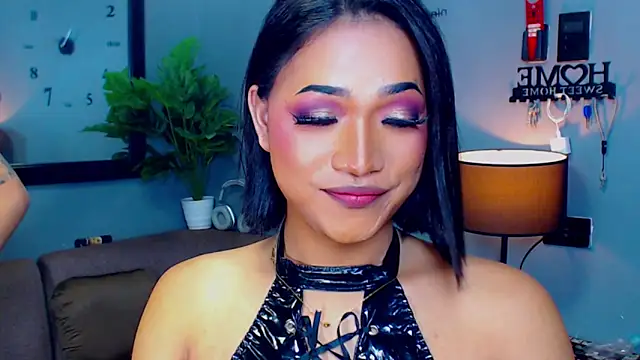 Snapshot of GwennGoddess chatting on 11.17.25 GwennGoddess online show from 11.17.25