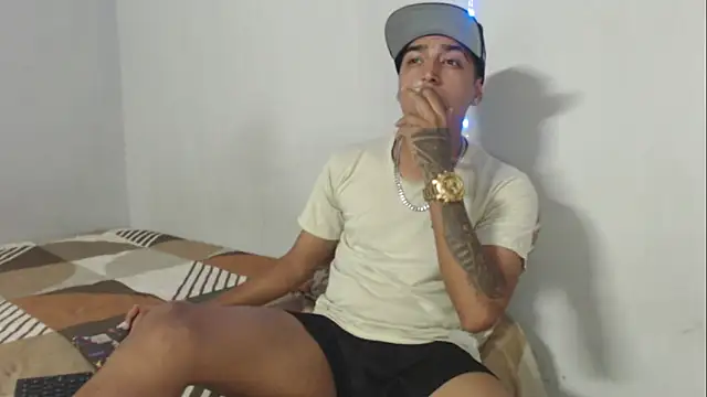 Snapshot of scotthott chatting on 11.10.25 scotthott online show from 11.10.25