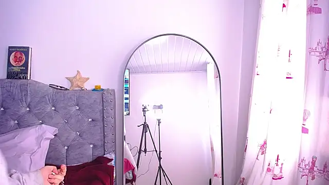 Snapshot of _Pariiss chatting on 11.28.25 Pariiss online show from 11.28.25