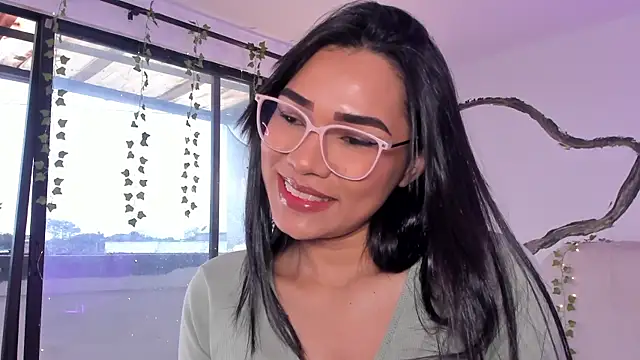 Snapshot of katemooss_ chatting on 11.09.25 katemooss online show from 11.09.25