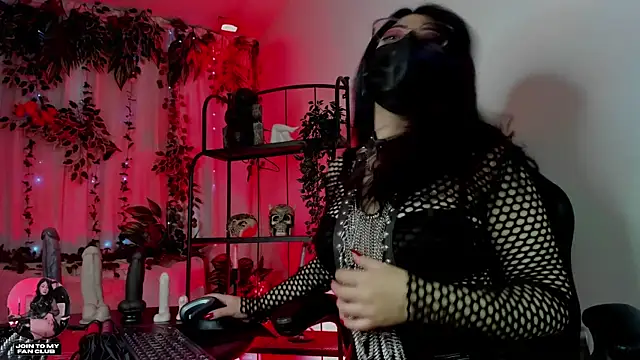Halley Ravenn online show from 05.05.26