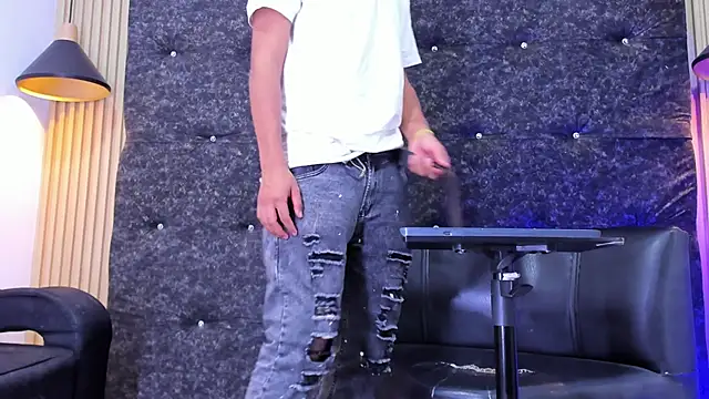 Snapshot of Tommy_bigcock19 chatting on 11.09.25 Tommy bigcock19 online show from 11.09.25