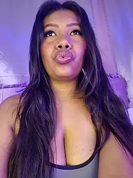 Snapshot of PaulaOrtiz02 chatting on 11.08.25 PaulaOrtiz02 online show from 11.08.25