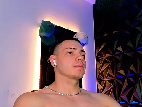 Snapshot of Maxwell_Dupont chatting on 11.13.25 Maxwell Dupont online show from 11.13.25