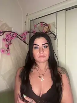 ValayaNoire online show from 12.17.25