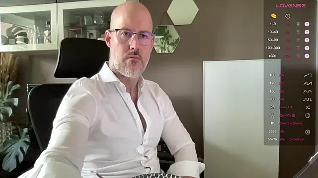 Snapshot of the_new_fit_rubinho chatting on 05.07.26 the new fit rubinho online show from 05.07.26