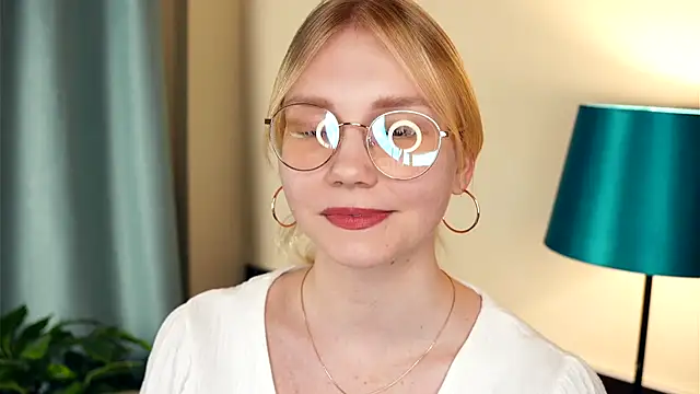 Snapshot of UnDesiga chatting on 11.10.25 UnDesiga online show from 11.10.25