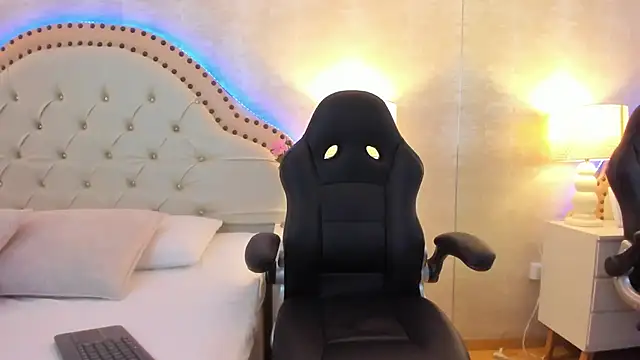 EllaEvanz online show from 12.04.25