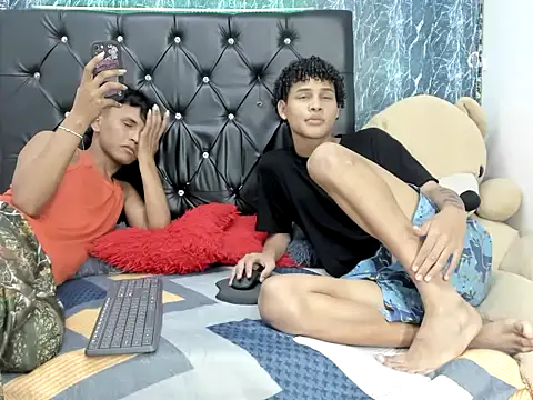 Snapshot of matew_and_nico chatting on 11.11.25 matew and nico online show from 11.11.25