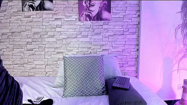 sofiaalarson online show from 02.28.26