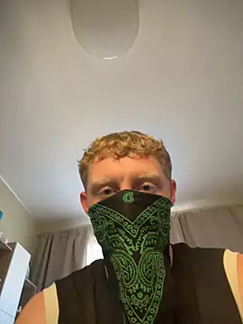 Snapshot of T3pes chatting on 11.16.25 T3pes online show from 11.16.25