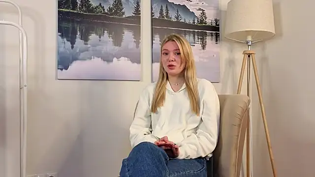 Snapshot of ToyaBosques chatting on 11.10.25 ToyaBosques online show from 11.10.25