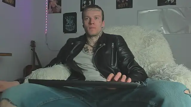 Huntall77 online show from 04.10.26