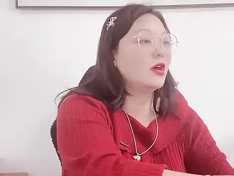 Snapshot of Lydia-Wei chatting on 11.14.25 Lydia-Wei online show from 11.14.25