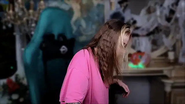 Snapshot of LeilaUvrays chatting on 11.11.25 LeilaUvrays online show from 11.11.25