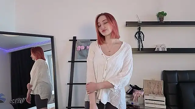 Snapshot of Alisa_World8 chatting on 11.13.25 Alisa World8 online show from 11.13.25