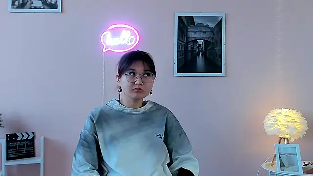 Snapshot of MoonKanan chatting on 11.17.25 MoonKanan online show from 11.17.25