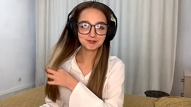 Snapshot of HoaPatton chatting on 11.11.25 HoaPatton online show from 11.11.25