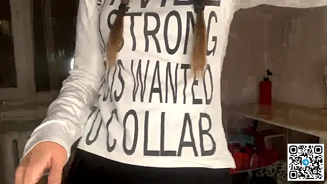 Snapshot of HoaPatton chatting on 11.12.25 HoaPatton online show from 11.12.25