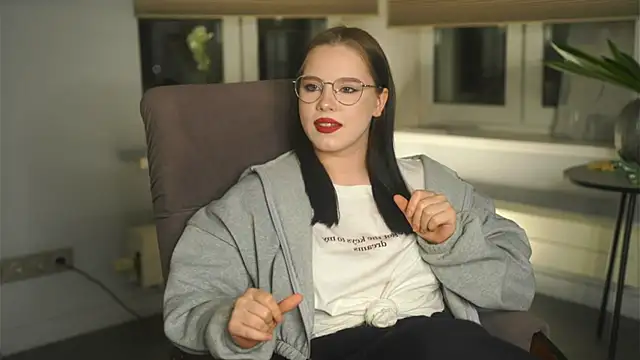 Snapshot of CrystaSvendsen chatting on 11.11.25 CrystaSvendsen online show from 11.11.25