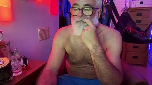 Snapshot of LeatherSdaddy chatting on 05.06.26 LeatherSdaddy online show from 05.06.26