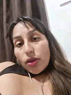 Snapshot of IsabellaaSwann chatting on 11.18.25 IsabellaaSwann online show from 11.18.25