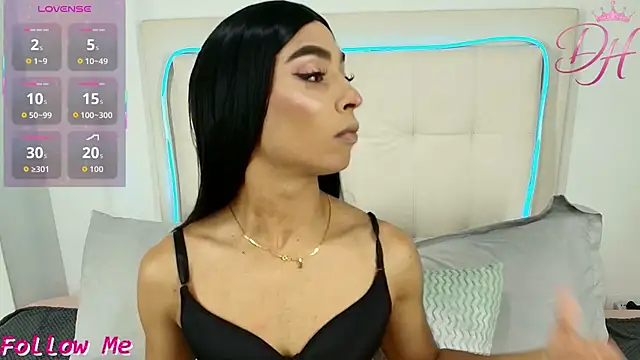 Daphne Hills online show from 04.02.26