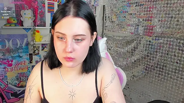 Snapshot of hey_tessa chatting on 11.25.25 hey tessa online show from 11.25.25