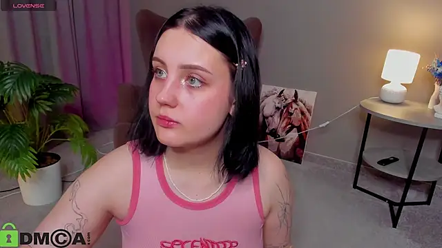 Snapshot of hey_tessa chatting on 11.26.25 hey tessa online show from 11.26.25