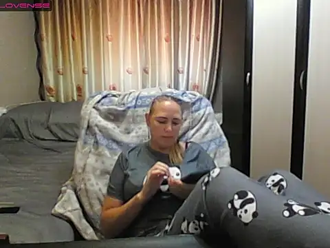 Snapshot of JenniDeep chatting on 06.18.26 JenniDeep online show from 06.18.26