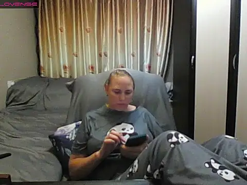 Snapshot of JenniDeep chatting on 06.24.26 JenniDeep online show from 06.24.26