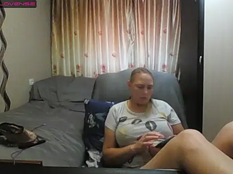 Snapshot of JenniDeep chatting on 07.18.26 JenniDeep online show from 07.18.26